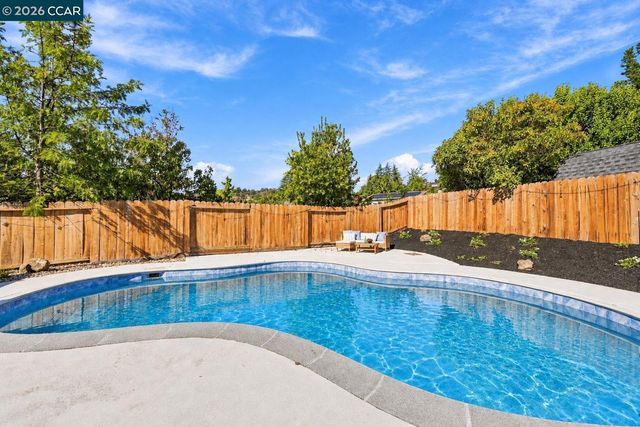 15 Citadel Ct, Pleasant Hill, CA 94523