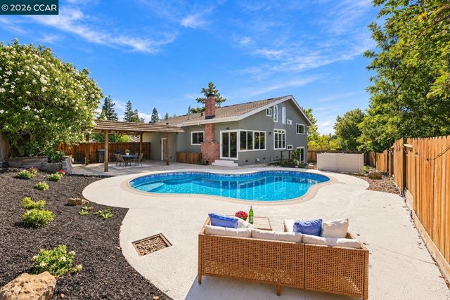 15 Citadel Ct, Pleasant Hill, CA 94523