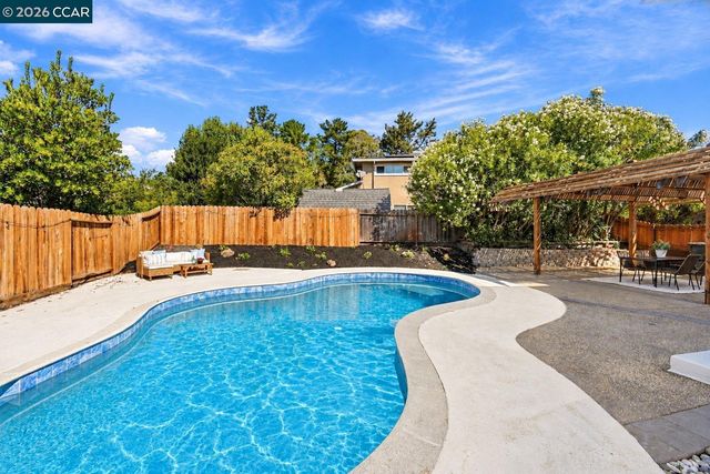 15 Citadel Ct, Pleasant Hill, CA 94523
