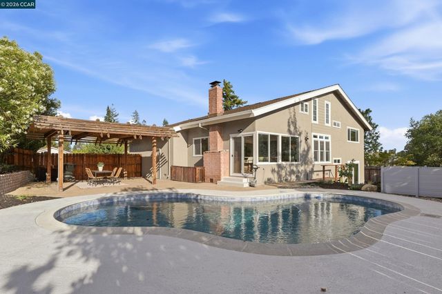 15 Citadel Ct, Pleasant Hill, CA 94523