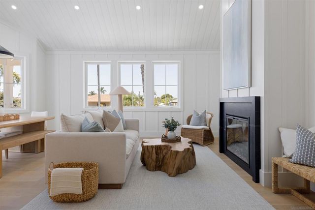 747 Orange Ave 303, Coronado, CA 92118