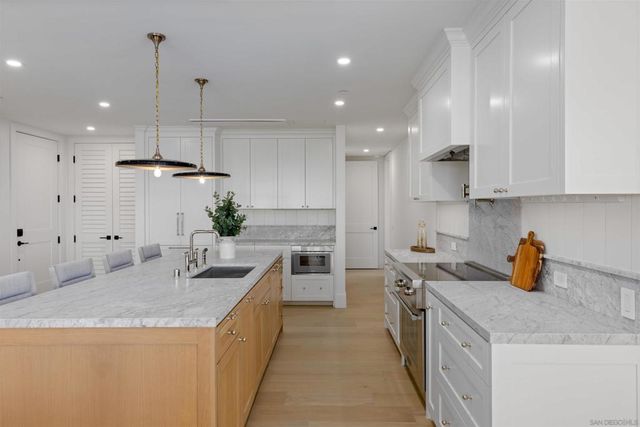 747 Orange Ave 303, Coronado, CA 92118
