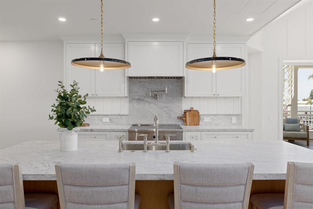 Image 10 of property listing at 747 Orange Ave 303, Coronado, CA 92118