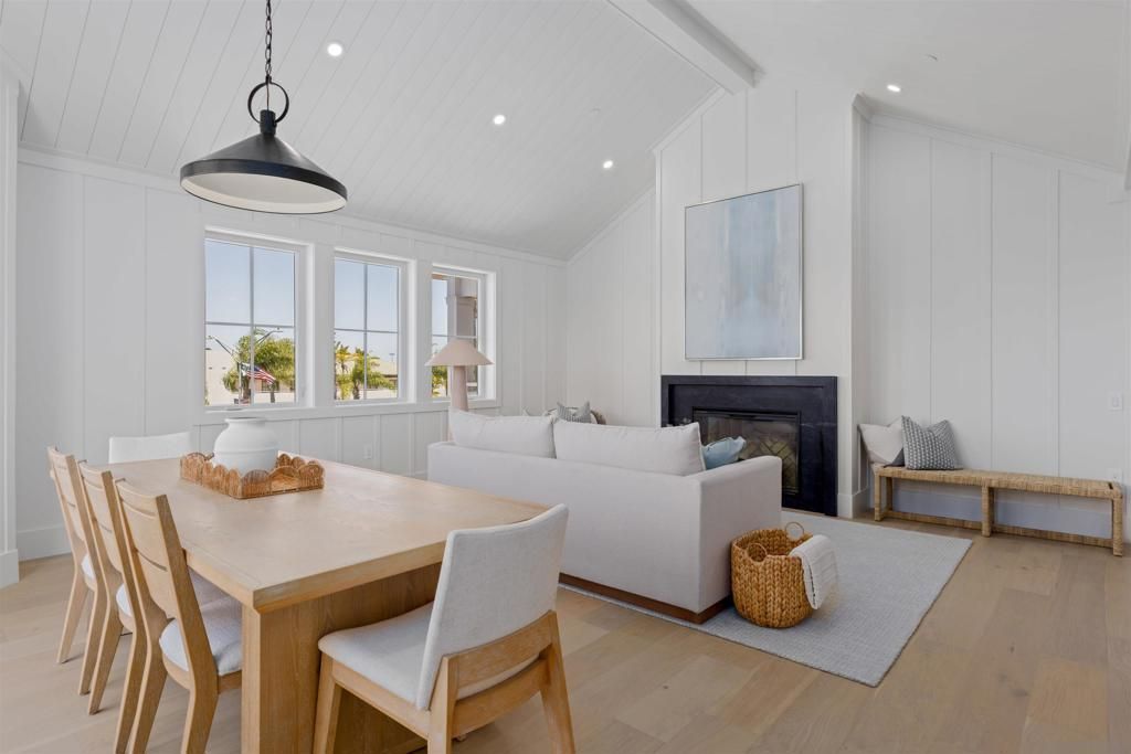 Image 5 of property listing at 747 Orange Ave 303, Coronado, CA 92118