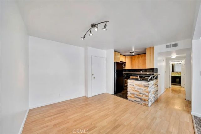 18620 Hatteras Street 247, Tarzana, CA 91356