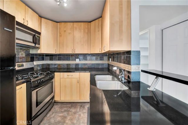 18620 Hatteras Street 247, Tarzana, CA 91356