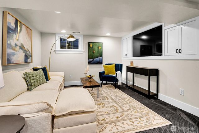 1229 18th Avenue E, Seattle, WA 98112