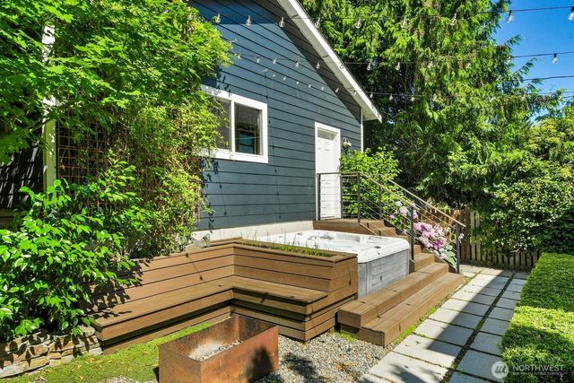 1229 18th Avenue E, Seattle, WA 98112