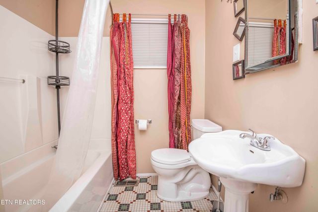 5616 NW Davida Rd, Knoxville, TN 37912