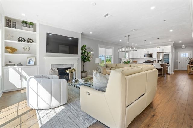 843 Ledgewood Way 843, Clinton, MA 01510