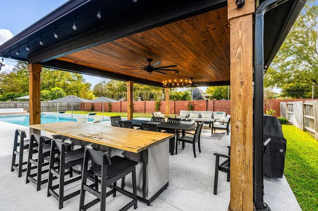 7714 Long Shadows Drive, Sugar Land, TX 77479