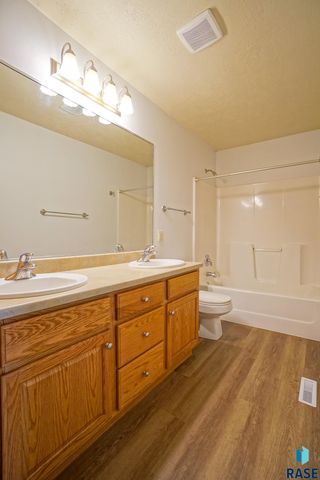4912 S Kalen Pl Place, Sioux Falls, SD 57108