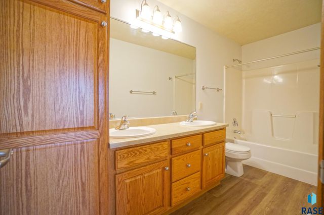 4912 S Kalen Pl Place, Sioux Falls, SD 57108