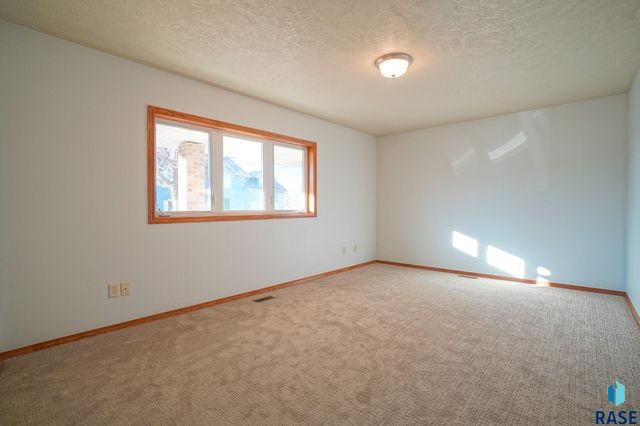 4912 S Kalen Pl Place, Sioux Falls, SD 57108