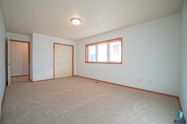 4912 S Kalen Pl Place, Sioux Falls, SD 57108