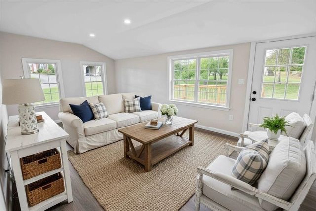 118 Old Groveland Rd, Haverhill, MA 01835