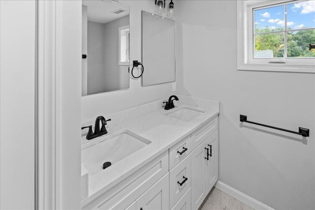 118 Old Groveland Rd, Haverhill, MA 01835
