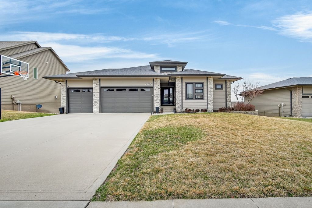 2409 NE 10th Court, Grimes, IA 50111