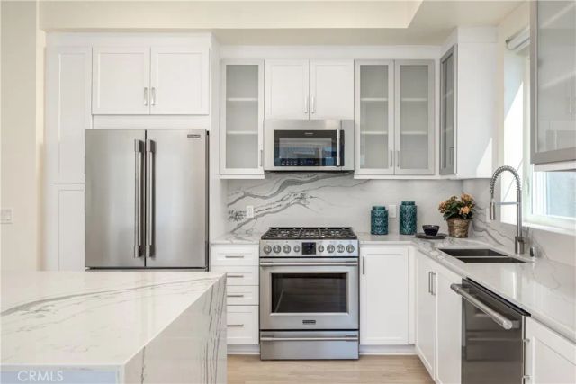 6800 Variel Avenue 204, Canoga Park, CA 91303