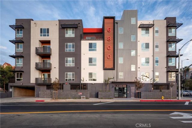 6800 Variel Avenue 204, Canoga Park, CA 91303