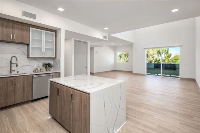 6800 Variel Avenue 204, Canoga Park, CA 91303