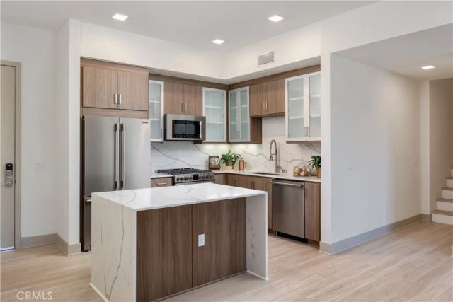 6800 Variel Avenue 204, Canoga Park, CA 91303