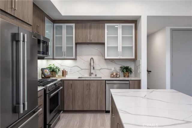 6800 Variel Avenue 204, Canoga Park, CA 91303