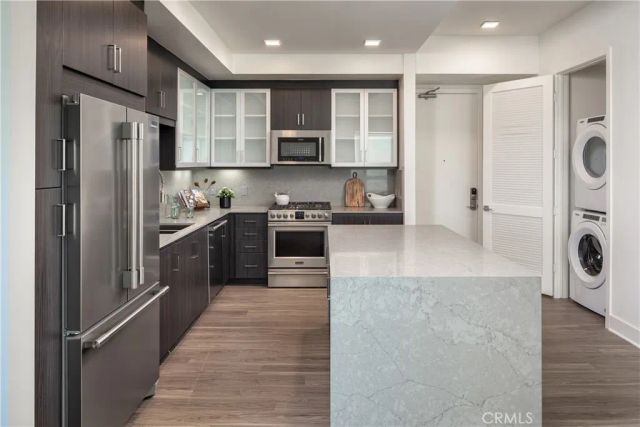 6800 Variel Avenue 204, Canoga Park, CA 91303