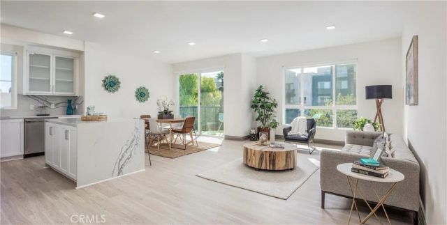 6800 Variel Avenue 204, Canoga Park, CA 91303