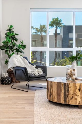 6800 Variel Avenue 204, Canoga Park, CA 91303
