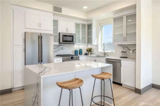 6800 Variel Avenue 204, Canoga Park, CA 91303