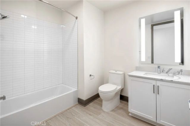 6800 Variel Avenue 204, Canoga Park, CA 91303
