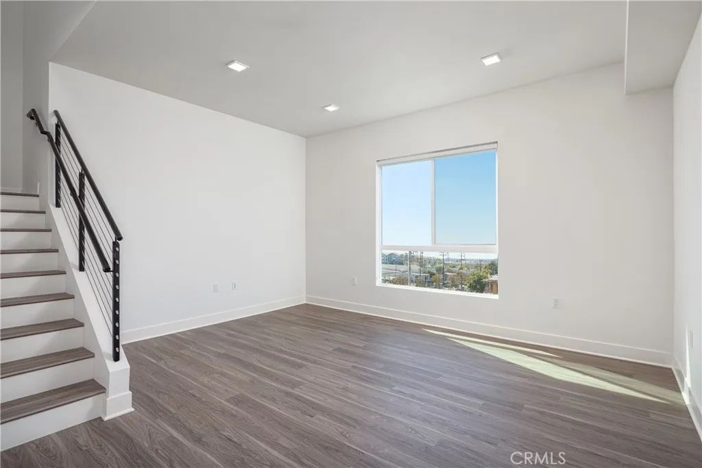 6800 Variel Avenue 204, Canoga Park, CA 91303
