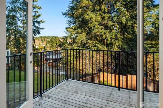 1023 109th Avenue SE, Bellevue, WA 98004