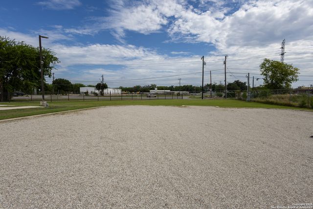 7502 new laredo, San Antonio, TX 78211