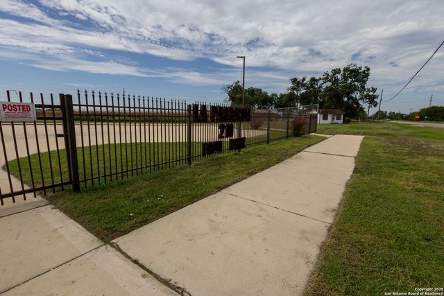 7502 new laredo, San Antonio, TX 78211