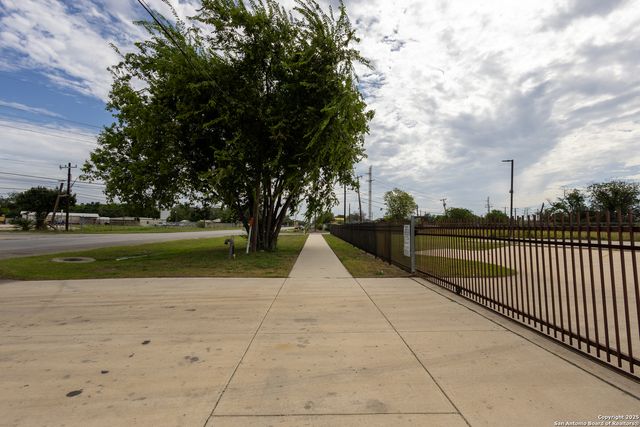 7502 new laredo, San Antonio, TX 78211