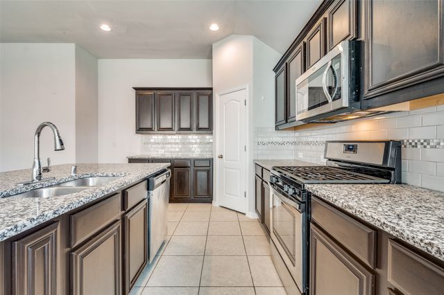 1033 Water Garden Circle, Little Elm, TX 75068