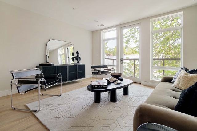 20 Kinmonth Rd 201, Newton, MA 02468