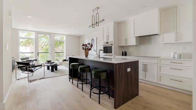 20 Kinmonth Rd 201, Newton, MA 02468