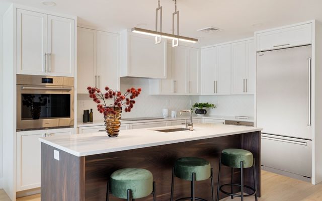 20 Kinmonth Rd 201, Newton, MA 02468