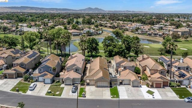 1952 Cherry Hills Dr, Discovery Bay, CA 94505