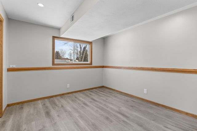 3845 Hale Avenue N, Oakdale, MN 55128