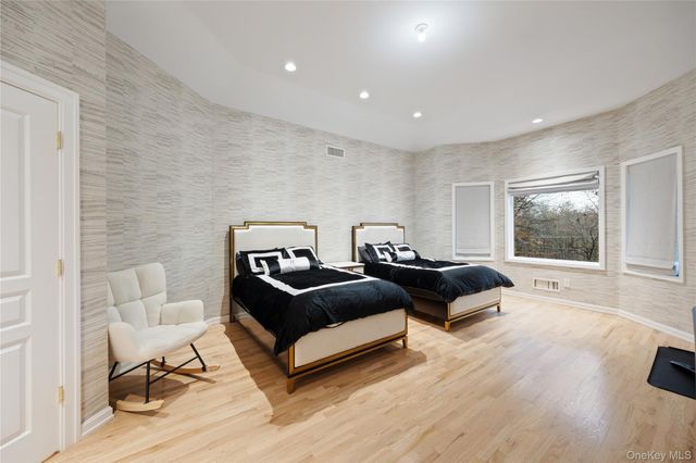 16 S De Baun Avenue, Airmont, NY 10901