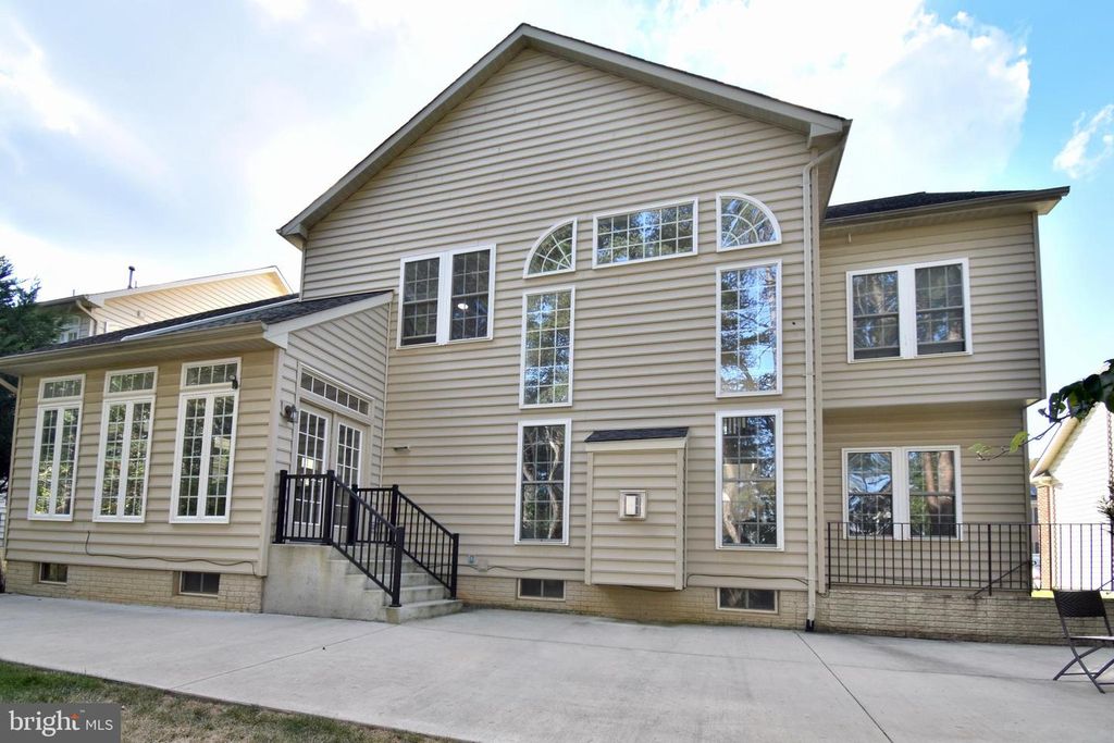Image 2 of property listing at 13107 ENGLISH TURN DR, Silver Spring, MD 20904