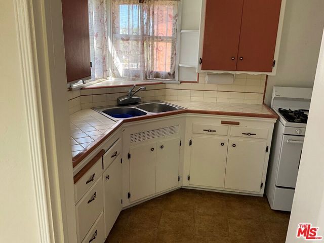 3766 Cimarron Street, Los Angeles, CA 90018