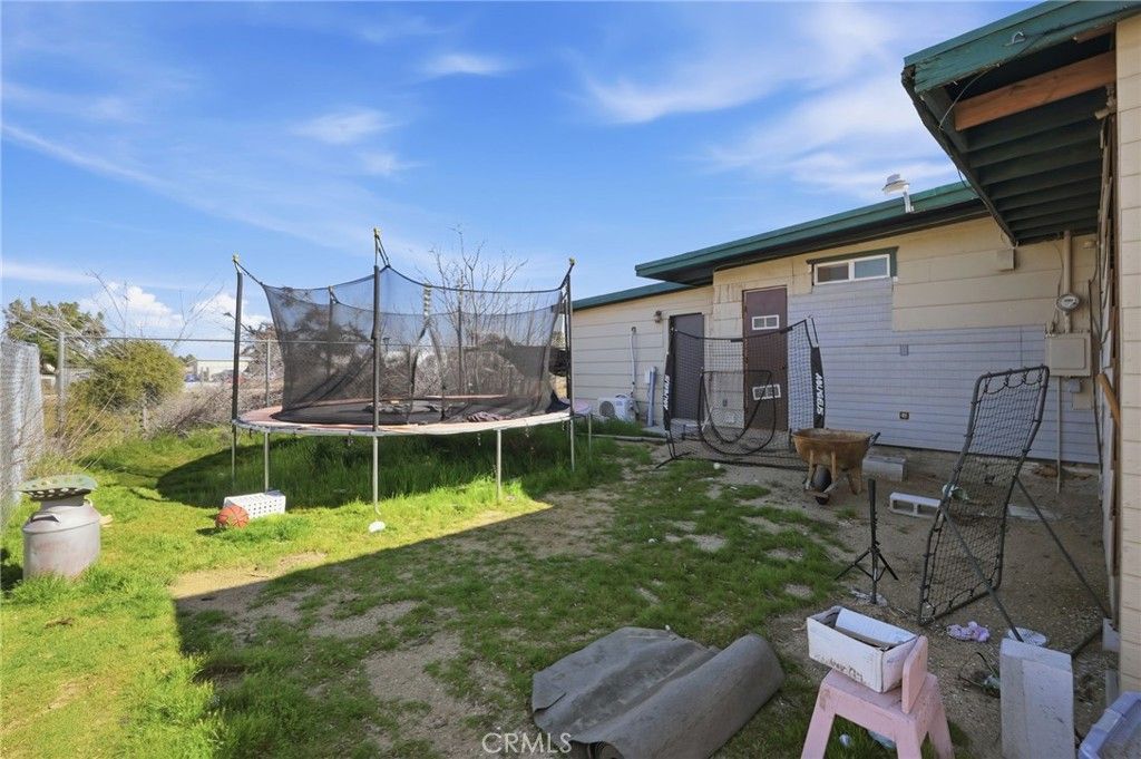 Image 22 of property listing at 7559 Chemehuevi Way, Yucca Valley, CA 92284