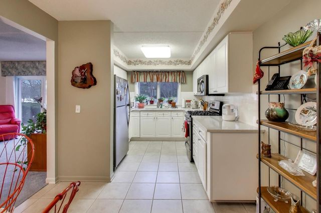 710 Creekside Drive 104A, Mount Prospect, IL 60056