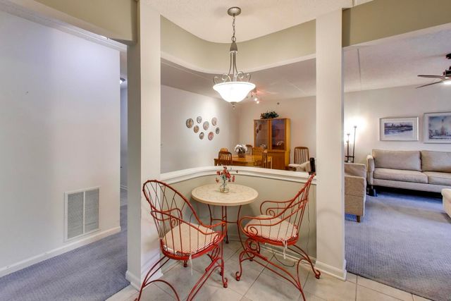 710 Creekside Drive 104A, Mount Prospect, IL 60056