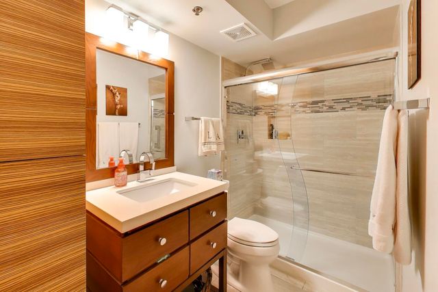 710 Creekside Drive 104A, Mount Prospect, IL 60056